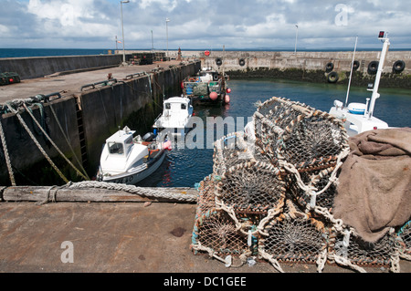 Lobster cantre impilate con il porto di John O'Semole, Caithness in Scozia, Regno Unito Foto Stock