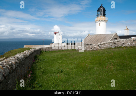 Il faro di Dunnet Head, il punto più settentrionale della terraferma britannica. Caithness, Scozia, Regno Unito. Hoy, Orkney, sullo sfondo. Foto Stock