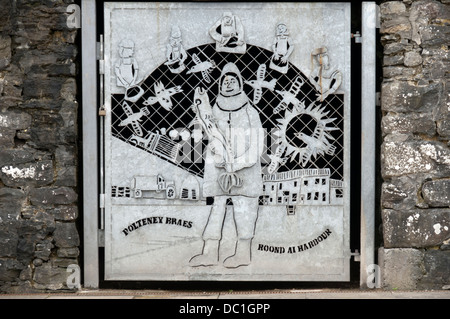 Una delle sette porte, opere d'arte di metallo al di sopra degli ingressi di ex cantine sale a Wick Harbour, Caithness in Scozia, Regno Unito Foto Stock