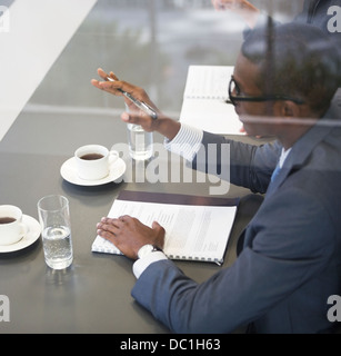 Imprenditore gesticolando in riunione Foto Stock