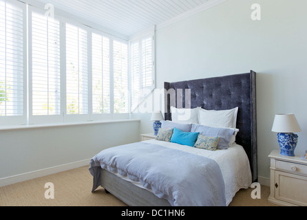Letto in camera da letto di lusso Foto Stock