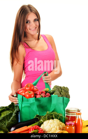 Giovane donna con una varietà di prodotti alimentari isolato su bianco Foto Stock