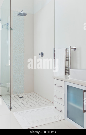 Doccia in bagno moderno Foto Stock