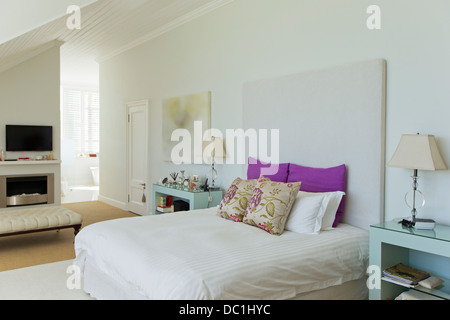 Letto in camera da letto di lusso Foto Stock