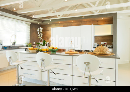 Cucina moderna con barstools Foto Stock