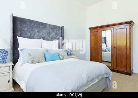 Letto in camera da letto di lusso Foto Stock