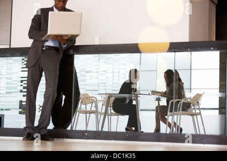 La gente di affari che lavorano in lobby Foto Stock