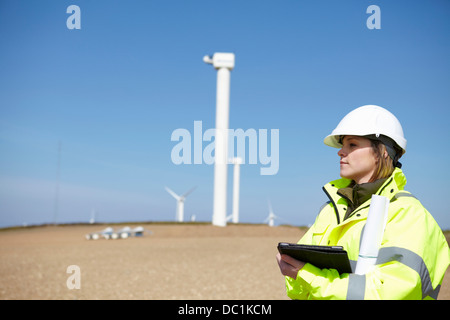 Wind Farm femmina e project manager Foto Stock