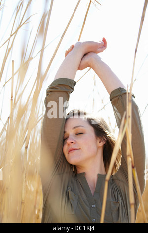 Ritratto di giovane donna tra ance Foto Stock