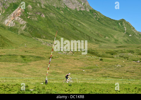 Svizzera Canton Ticino, Lucomagno pass, ciclista Foto Stock