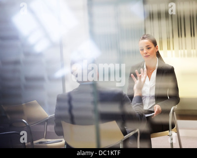 Imprenditore e imprenditrice parlando in ufficio Foto Stock