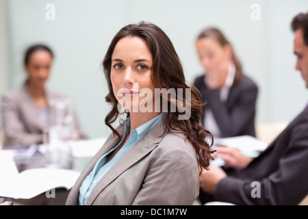 Ritratto di fiducioso imprenditrice in riunione Foto Stock