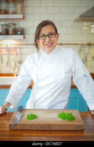 Ritratto di donna chef nella cucina commerciale Foto Stock