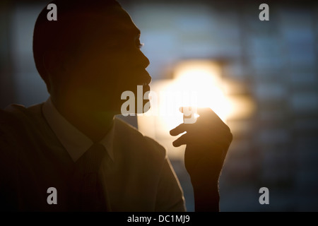 Silhouette di un imprenditore Foto Stock