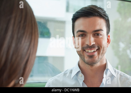 Ritratto di sorridente giovane maschio lavoratore di ufficio Foto Stock