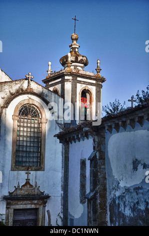 L'Europa, Portogallo, Obidos. S. Tiago chiesa costruita da D. Sancho I nel 1186. Distrutta da un terremoto nel 1755 e ricostruito nel 1772. Foto Stock