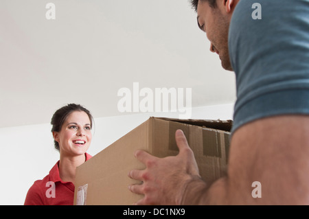 Coppia giovane con scatola di cartone Foto Stock