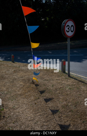 Accogliente e pennents 30mph segnale di limite di velocità in estate shunshine ai limiti di Horning, un villaggio turistico su Norfolk Broads. Foto Stock