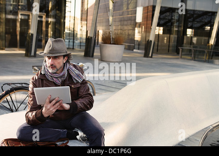 Metà uomo adulto con tavoletta digitale in città Foto Stock