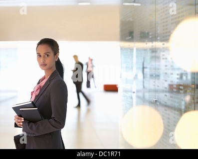 Ritratto di fiducioso imprenditrice nella lobby Foto Stock