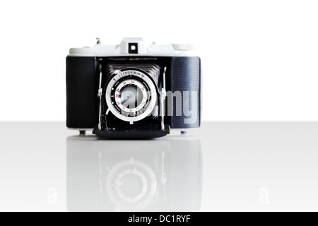 Un bellissimo tedesco ha effettuato vintage 35 mm pellicola fotocamera con una piega fuori lente a soffietto Foto Stock