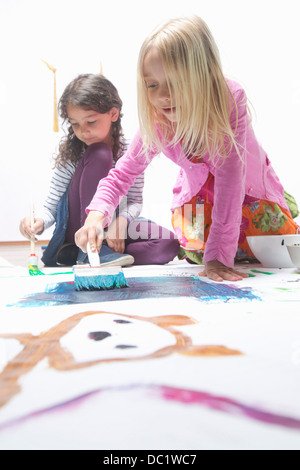 Due ragazze dipinto sul pavimento Foto Stock