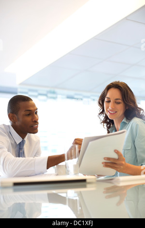 Imprenditore e imprenditrice la revisione di documenti cartacei Foto Stock