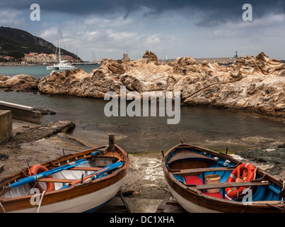 Coppia di barche da pesca Marciana, Isola d'Elba, Italia Foto Stock