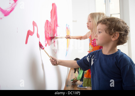 Un gruppo di bambini di parete di verniciatura Foto Stock