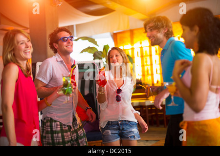 Gruppo di amici Ballare in bar Foto Stock