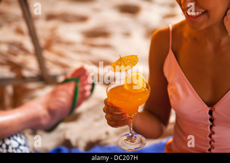 Close up della giovane donna cocktail di contenimento Foto Stock