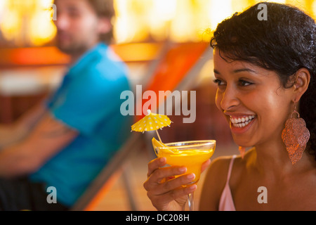 Close up della giovane donna azienda cocktail in piscina beach party Foto Stock