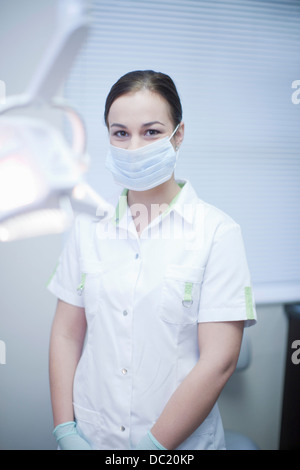 Ritratto di un giovane infermiere dentali indossando maschera chirurgica Foto Stock