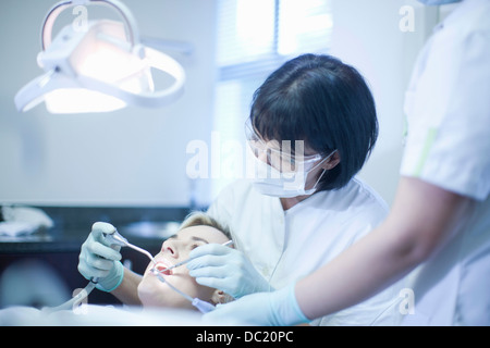 Dentista femmina controllo denti di pazienti Foto Stock