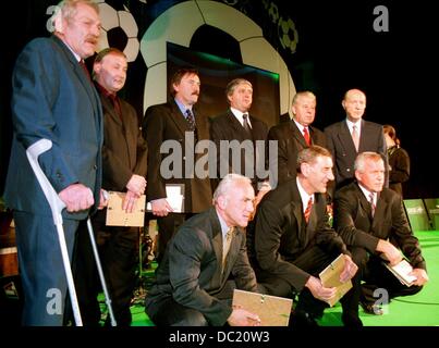 ***FILE FOTO***Ladislav Novak, ceco famoso giocatore di calcio e capitano di Dukla Praga e argento 1962 team della Cecoslovacchia è morto oggi all'età di 79. Novak (sinistra) raffigurato come membro del team ceco del XX secolo votato dai fan. Da sinistra in piedi: Svatopluk Pluskal, Zdenek Nehoda, Antonin Panenka, Karol Dobias, Josef Masopust e Ladislav Novak. Da sinistra seduta: Frantisek Vesely, Andrej Kvasnak e Ivo Viktor a Praga il 9 febbraio 2001. (CTK foto/Jan Trestik) Foto Stock