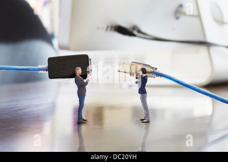 Colleghi di ufficio azienda di computer di grandi dimensioni dei cavi sulla scrivania di grandi dimensioni Foto Stock