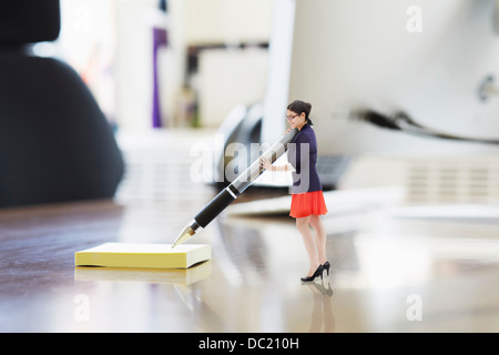 Imprenditrice iscritto sulla grande etichetta adesiva sulla scrivania di grandi dimensioni Foto Stock