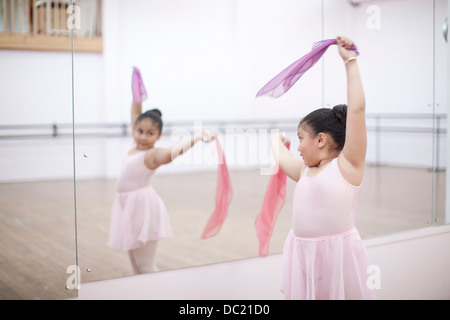 Giovane ballerina ballando con le sciarpe di rosa Foto Stock