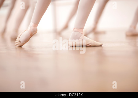 Dettaglio delle gambe ballerine nella classe di danza Foto Stock