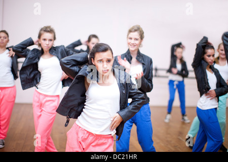 Gruppo di adolescenti che praticano danza in studio Foto Stock