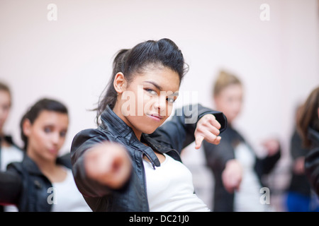 Piccolo gruppo di adolescenti dancing in studio Foto Stock