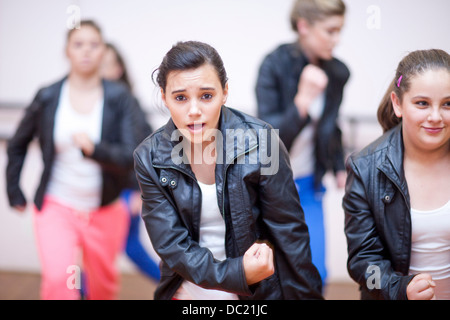 Piccolo gruppo di adolescenti che praticano danza in studio Foto Stock