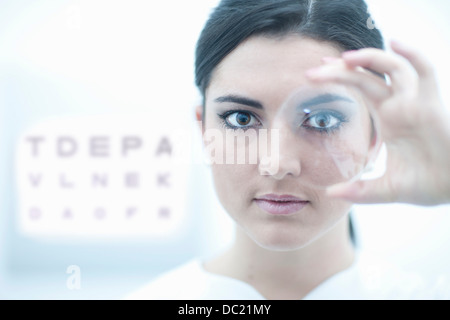 Close up di ottico lente di contenimento in clinica oculistica Foto Stock