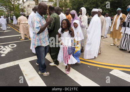 Sengalese gli emigrati partecipano in una sfilata in Harlem in New York per commemorare il loro Shaykh Ahmadou Bamba Foto Stock