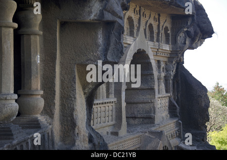 Grotta 18 : facciata di chaitya del Pandavleni Grotta. Contiene splendide sculture e stupa. Nasik, Maharashtra, India. Foto Stock