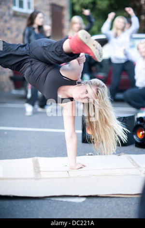 Ragazza breakdance in parcheggio Foto Stock