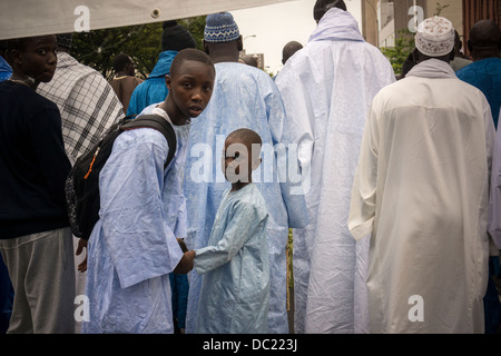 Sengalese gli emigrati partecipano in una sfilata in Harlem in New York per commemorare il loro Shaykh Ahmadou Bamba Foto Stock