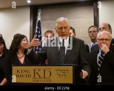 Gerusalemme, Israele. Il 7 agosto 2013. Casa frusta di minoranza, STENY HOYER, membro senior della delegazione, dichiara "Siamo qui per esprimere la nostra profonda e costante sostegno per lo Stato ebraico di Israele e il processo di pace' all'inizio di una conferenza stampa a Gerusalemme. Trentasette i deputati democratici degli Stati Uniti Casa dei Rappresentanti di tenere una conferenza stampa presso l'Hotel King David dopo la delegazione si riunisce con Israele per la PM Netanyahu e pace Negotiator-In Capo, Saeb Erikat, dell'Autorità palestinese. Credito: Nir Alon/Alamy Live News Foto Stock