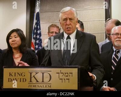 Gerusalemme, Israele. Il 7 agosto 2013. Casa frusta di minoranza, STENY HOYER, membro senior della delegazione, dichiara "Siamo qui per esprimere la nostra profonda e costante sostegno per lo Stato ebraico di Israele e il processo di pace' all'inizio di una conferenza stampa a Gerusalemme. Trentasette i deputati democratici degli Stati Uniti Casa dei Rappresentanti di tenere una conferenza stampa presso l'Hotel King David dopo la delegazione si riunisce con Israele per la PM Netanyahu e pace Negotiator-In Capo, Saeb Erikat, dell'Autorità palestinese. Credito: Nir Alon/Alamy Live News Foto Stock