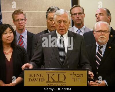 Gerusalemme, Israele. Il 7 agosto 2013. Casa frusta di minoranza, STENY HOYER, membro senior della delegazione, dichiara "Siamo qui per esprimere la nostra profonda e costante sostegno per lo Stato ebraico di Israele e il processo di pace' all'inizio di una conferenza stampa a Gerusalemme. Trentasette i deputati democratici degli Stati Uniti Casa dei Rappresentanti di tenere una conferenza stampa presso l'Hotel King David dopo la delegazione si riunisce con Israele per la PM Netanyahu e pace Negotiator-In Capo, Saeb Erikat, dell'Autorità palestinese. Credito: Nir Alon/Alamy Live News Foto Stock